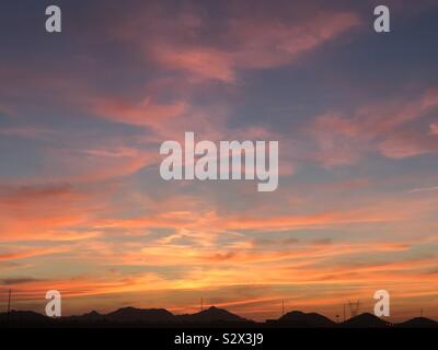 Schönen Sonnenuntergang hinter dunklen Berg Silhouette Stockfoto