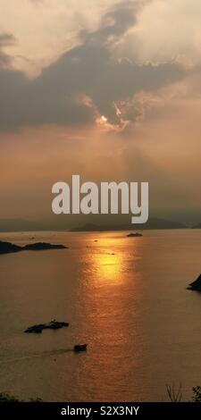 Einen schönen Sonnenuntergang über dem Osten Lamma Kanal in Hongkong. Stockfoto