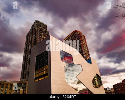 Hunters Point Community Library, von Steven Holl Architects in Long Island City, Queens Stockfoto