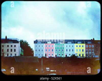 Bunte Häuser mit Blick auf den Hafen von Bristol, Großbritannien Stockfoto