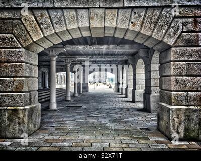 Torbogen in die Royal William Yard in Plymouth, Großbritannien Stockfoto