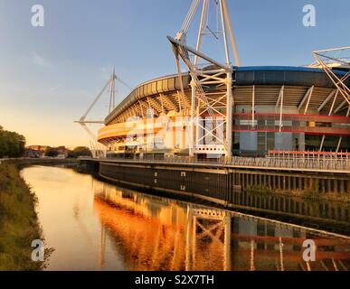 Das Fürstentum Stadium in Cardiff bei Sonnenuntergang. Es ist im Zentrum der Stadt am Ufer des Flusses Taff entfernt Stockfoto