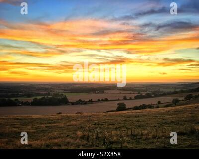 Blick auf den Sonnenuntergang über der Kent Weald von Farthing Common Stockfoto