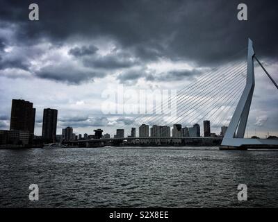 Die Erasmusbrücke in Rotterdam gegen einen stürmischen Himmel Stockfoto
