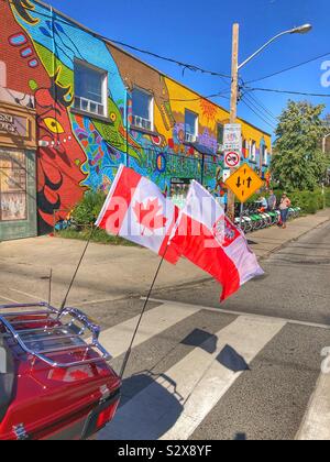Kanadischen und Polnischen Flaggen auf einem Motorrad während der jährlichen Polnische Festival in Toronto Nachbarschaft gelegt. Stockfoto
