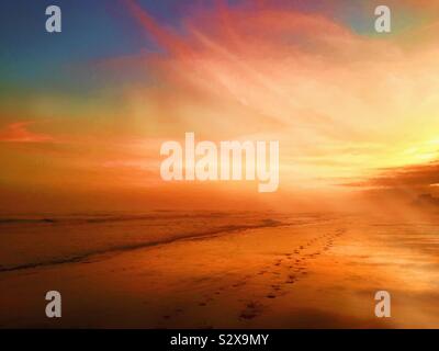 Brillant farbigen Sonnenuntergang an einem Strand in Myrtle Beach, South Carolina im Monat Dezember. Stockfoto