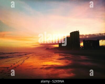 Ein dicker Nebel rollte in bei Sonnenuntergang in Myrtle Beach, South Carolina, USA. Stockfoto