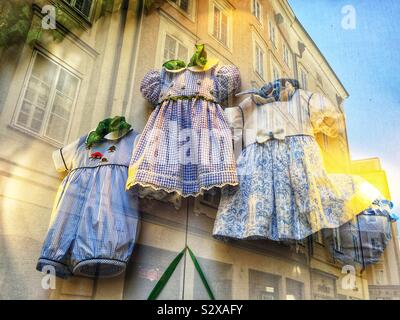 Die traditionelle österreichische Kinder Bekleidung in einem Lanz Fenster Anzeige in Salzburg, Österreich Stockfoto