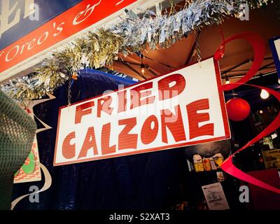 Eine Garküche mit gebratenen Calzone auf Mulberry Street während des Festes von San Gennaro, Little Italy, New York, USA Stockfoto