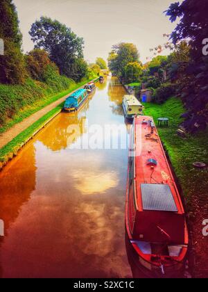 Schmale Boote auf dem Trent und Mersey Canal in Northwich Cheshire UK Stockfoto