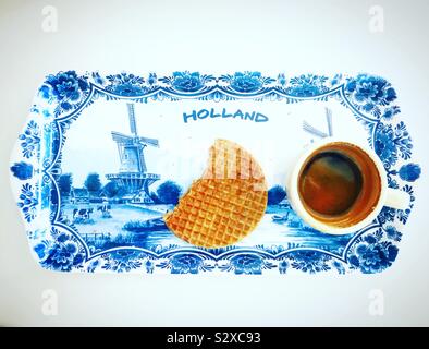 Eine Tasse Kaffee und eine Waffel in einem volkskunst Fach in Holland Waffeln Restaurant in Mexiko City, Mexiko Stockfoto
