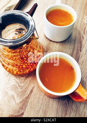 Heilung Tee aus Sanddorn Beeren Stockfoto
