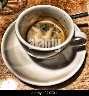 Doppelter Espresso Tasse und Untertasse in Weiß Stockfoto