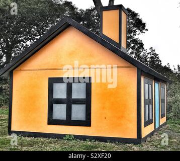 Skulptur von Richard Woods berechtigt Ferienhaus an Tremenheere Skulptur Gärten in Cornwall, Großbritannien Stockfoto