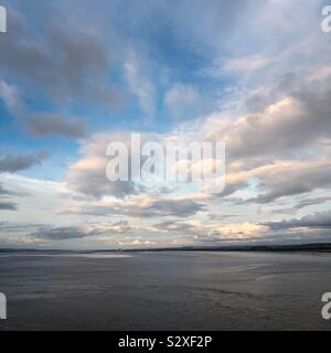 Wolken über dem Fluss Severn Stockfoto