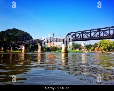 Die Brücke am Kwai in Kanchanaburi Thailand, vom Fluss aus gesehen Stockfoto