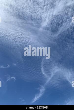 Blauer Himmel mit weißen Wolken design Stockfoto