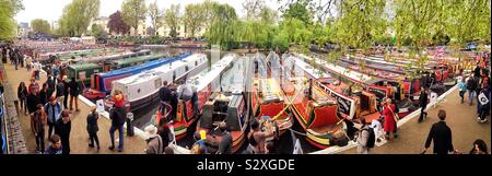 Kanal schmale Boote bei Klein Venedig in der Nähe von Paddington in London Stockfoto