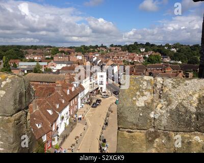 Kampf der High Street und Village Green in East Sussex gesehen von oben auf Battle Abbey Gatehouse Stockfoto