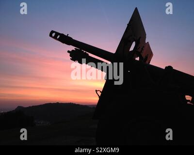 Anti Aircraft Gun in Dover bei Sonnenuntergang über den englischen Kanal Stockfoto