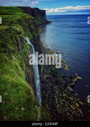 Mealt Wasserfall und den Kilt Rock auf der Isle of Skye, Schottland Stockfoto