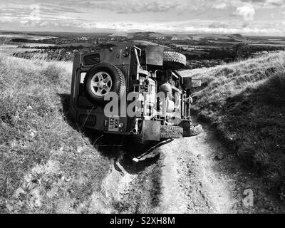 Land Rover, der auf die Seite von steilen Gefällstrecken Track auf der South Downs gespiegelt Stockfoto