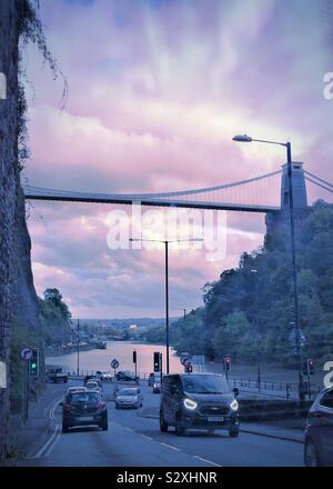 Abends Verkehr entlang der Avon Gorge, mit der Clifton Suspension Bridge vor Stockfoto