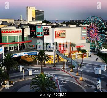 Sonnenuntergang von der Pike Outlets und Riesenrad, Hyatt Regency im Hintergrund, Long Beach, California, United States Stockfoto