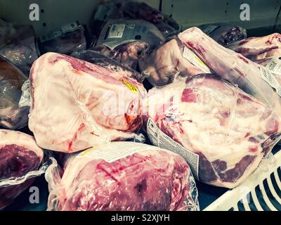 Irish Lamm Klumpen im Regal des Supermarktes. Stockfoto