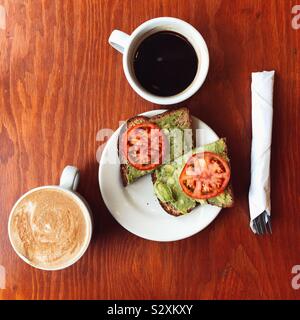 Klassische avocado Toast Frühstück flatlay auf hölzernen Tisch Stockfoto