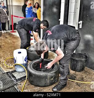 Zwei Männer waschen Räder in der BTCC-Silverstone, Großbritannien 2019 Stockfoto