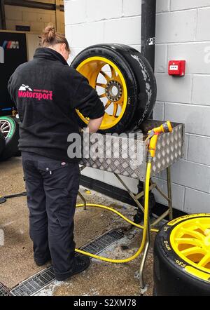 Frau Waschen Räder in der BTCC-Silverstone, Großbritannien 2019 Stockfoto