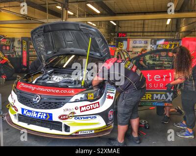 Grube Garage von Jason Plato mit Mechanik Arbeiten an seinem Auto - BTCC Silverstone, Großbritannien 2019 Stockfoto