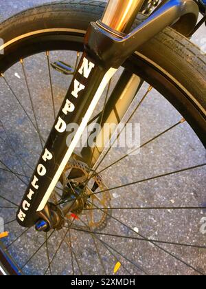 Nahaufnahme eines Vorderrad des New York City Police Department Fahrrad Patrouille, NYC, USA Stockfoto