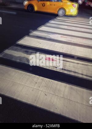 Ein zebrastreifen auf der Park Avenue verfügt über einen männlichen Silhouette mit einem roten Herz drängt die Sicherheit der Fußgänger, NYC, USA Stockfoto