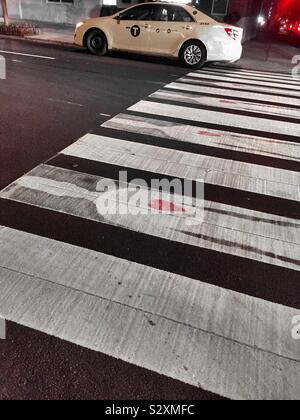 Ein zebrastreifen auf der Park Avenue verfügt über einen männlichen Silhouette mit einem roten Herz drängt die Sicherheit der Fußgänger, NYC, USA Stockfoto