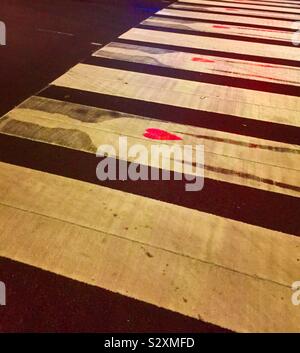 Ein zebrastreifen auf der Park Avenue verfügt über einen männlichen Silhouette mit einem roten Herz drängt die Sicherheit der Fußgänger, NYC, USA Stockfoto