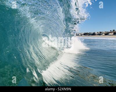 Innerhalb einer brechenden Welle. Manhattan Beach, Kalifornien, USA. Stockfoto