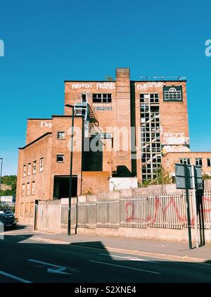 Aufgegeben und graffitied Gebäude in Sheffield Stockfoto