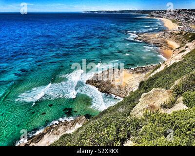 Wellen gegen eine Felswand. Newcastle, Australien Stockfoto