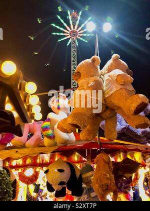 NOTTINGHAM, NOTTINGHAMSHIRE, Großbritannien - 4. Oktober 2019. Teddybären und andere Preise auf einem Stand beim jährlichen Gans Messe statt auf der Walderholung. Stockfoto