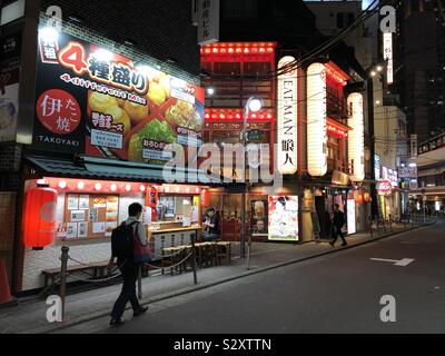 Ein Mann auf der Straße in Osaka, Japan. Stockfoto