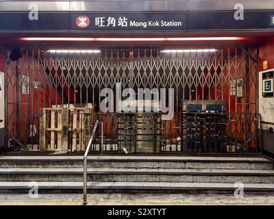 Mong Kok MTR Station geschlossen und durch Demonstranten in Hongkong vandalized. Stockfoto