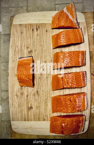 Frisch gefangen und Filetiert coho Lachs auf Schneidebrett Stockfoto