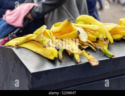 Stapel der banana skins durch Läufer links nach einem Halbmarathon Stockfoto