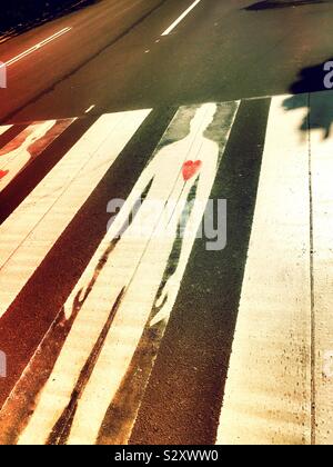 Ein zebrastreifen auf der Park Avenue verfügt über einen männlichen Silhouette mit einem roten Herzen grenzenden Fußgängerzone Sicherheit NYC, USA Stockfoto