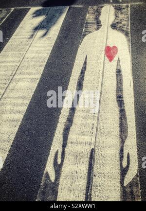Ein zebrastreifen auf der Park Avenue verfügt über einen männlichen Silhouette mit einem roten Herz drängt die Sicherheit der Fußgänger, NYC, USA Stockfoto