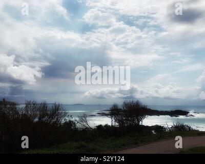 Gewitterwolken schweben über dem Meer Stockfoto