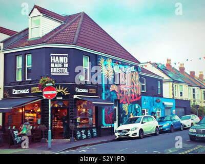 Eine Bäckerei in Bristol, UK mit 'geboren und Brot' Wandbild Stockfoto