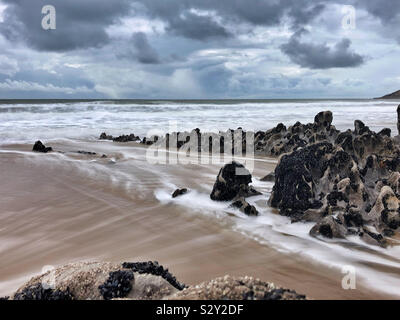 Raue See an der walisischen Küste Stockfoto